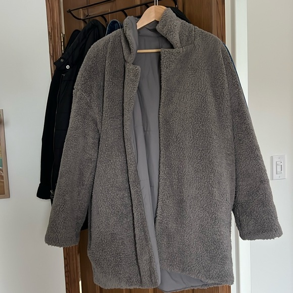 Vuori Cozy Sherpa Blazer Reversible
Worn twice. Like new - Picture 1 of 5